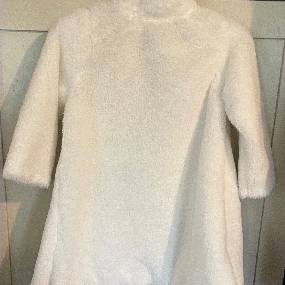 Blueberi Boulevard Elegant White Faux Fur Kids Cape - Picture 5 of 5
